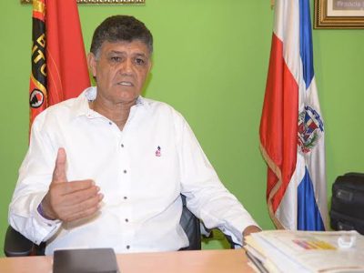 ¡Insólito! Alcalde de SDO Francisco Peña solicita permiso de viaje por dos años
