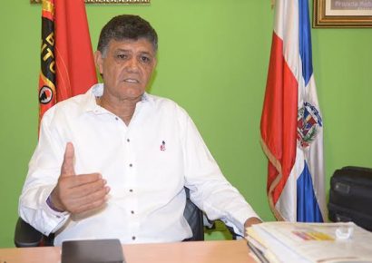 ¡Insólito! Alcalde de SDO Francisco Peña solicita permiso de viaje por dos años