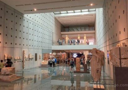 Hombre hiere con cuchillo a dos turistas estadounidenses cerca del Museo de la Acrópolis en Atenas