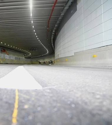 Exigen al director del INTRANT investigar vehículo que habría puesto en riesgo a jóvenes en túnel de la Plaza de la Bandera