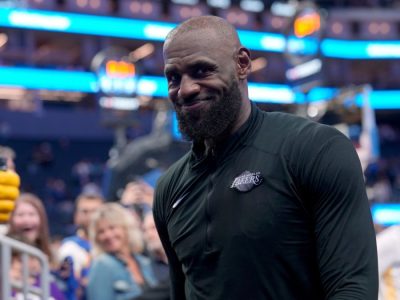 LeBron James mantiene en suspenso su decisión sobre próximo equipo