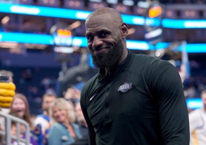 LeBron James mantiene en suspenso su decisión sobre próximo equipo