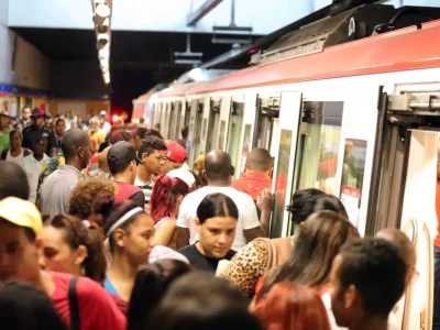 Escalera mecánica fuera de servicio en estación María Montez