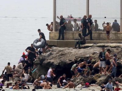 España despliega Ejército en Ceuta tras nueva oleada migratoria