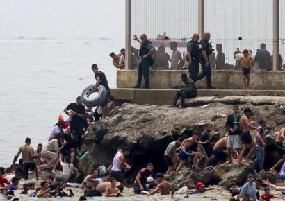 España despliega Ejército en Ceuta tras nueva oleada migratoria