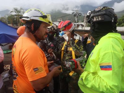Padre de Fabio mantiene esperanza tras nueve días bajo escombros