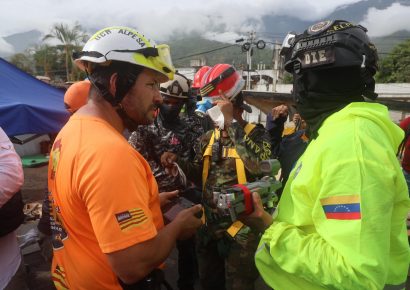 Padre de Fabio mantiene esperanza tras nueve días bajo escombros