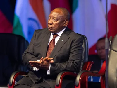 Ramaphosa pide alto el fuego en RDC y rechaza restricciones por ébola
