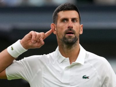 Djokovic avanza a tercera ronda en Wimbledon tras vencer a Tsitsipas