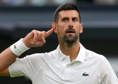 Djokovic avanza a tercera ronda en Wimbledon tras vencer a Tsitsipas
