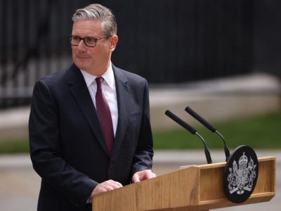 Keir Starmer deja el cargo de primer ministro británico y asegura que su labor está cumplida