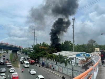 Columna de humo alarma a residentes por fuego en solar vacío frente al Metro