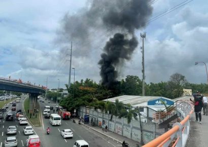 Columna de humo alarma a residentes por fuego en solar vacío frente al Metro