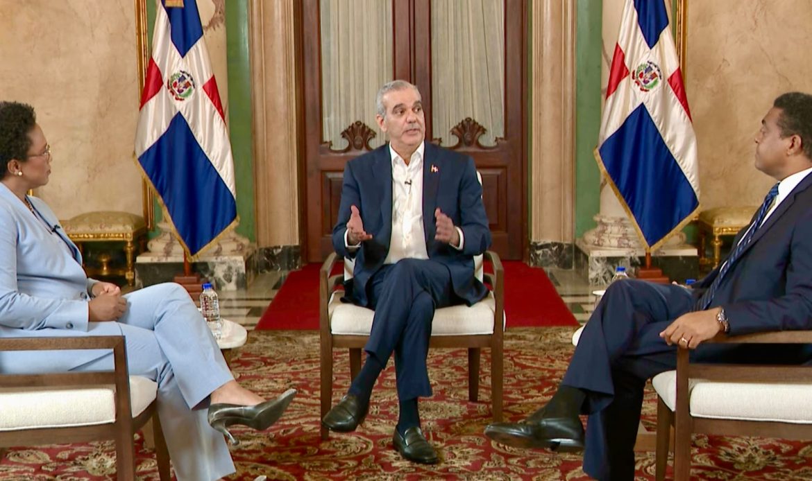 Abinader anuncia consenso para modificar artículos del Código Penal y reafirma compromiso con la libertad de prensa