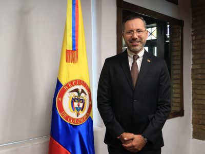 Piden la salida del ministro de Vivienda por escapada turística durante crisis sísmica en Colombia