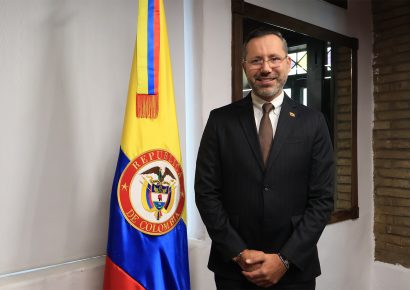Piden la salida del ministro de Vivienda por escapada turística durante crisis sísmica en Colombia