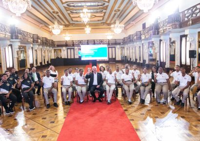 Abinader reconoce el talento de 53 estudiantes sordos formados en inteligencia artificial