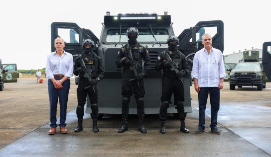 Presidente de Honduras expresa interés en adquirir aviones y vehículos blindados ensamblados en República Dominicana