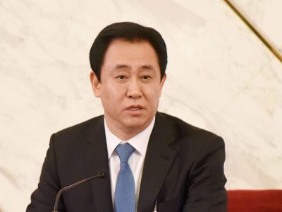 China condena a cadena perpetua al fundador de Evergrande por fraude financiero