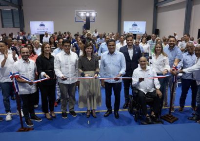 Vicepresidenta Raquel Peña y ministro Kelvin Cruz entregan techado del multiuso Plaza Independencia