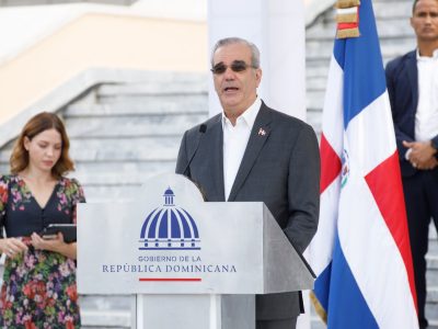 Presidente Abinader transforma la movilidad universitaria con la entrega de 40 nuevos autobuses en beneficio de miles de estudiantes de todo el país