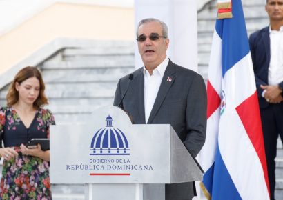 Presidente Abinader transforma la movilidad universitaria con la entrega de 40 nuevos autobuses en beneficio de miles de estudiantes de todo el país