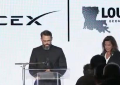 Un cura católico da inicio a evento de SpaceX: una mezcla de ciencia y fe