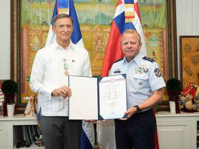 Fuerza Aérea reconoce al canciller Roberto Álvarez con la medalla “Vuelo Panamericano”