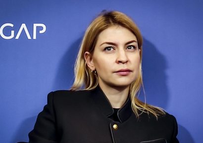 Olga Stefanishina deja puesto clave en Washington por decisión personal
