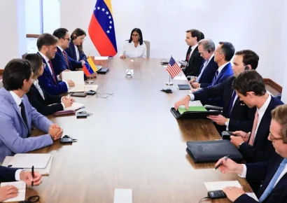Delcy Rodríguez se reúne con delegación de EE.UU. para abordar recuperación económica de Venezuela
