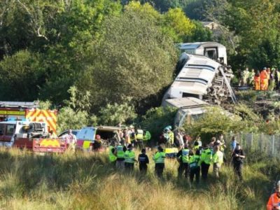 Dos heridos graves y nueve lesionados por descarrilamiento en Inglaterra