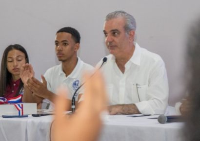 Abinader entrega 436 becas del ITLA a jóvenes de Pedro Brand