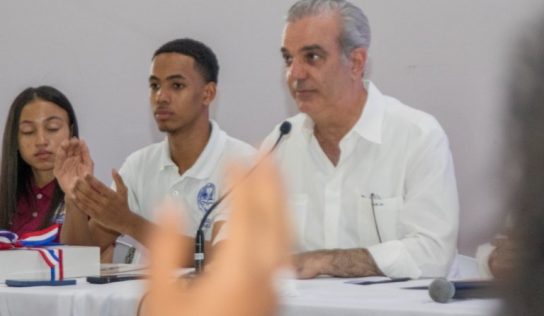 Abinader entrega 436 becas del ITLA a jóvenes de Pedro Brand