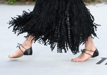 Margaret Qualley desafía la alfombra roja con sandalias sin suela de Chanel