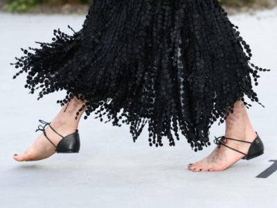 Margaret Qualley desafía la alfombra roja con sandalias sin suela de Chanel