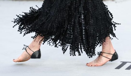 Margaret Qualley desafía la alfombra roja con sandalias sin suela de Chanel