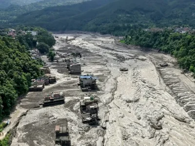 China atribuye devastadora riada en Nepal al colapso de un glaciar por el calentamiento global