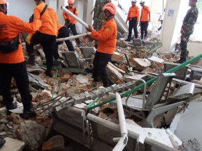 Terremoto de magnitud 7,7 eleva a 38 la cifra de muertos en Indonesia