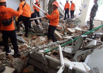 Terremoto de magnitud 7,7 eleva a 38 la cifra de muertos en Indonesia