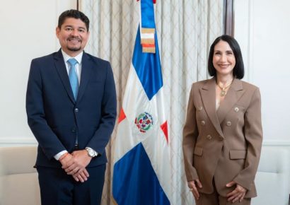 Raquel Arbaje recibe al primer caballero de Costa Rica durante visita por los Juegos Centroamericanos y del Caribe