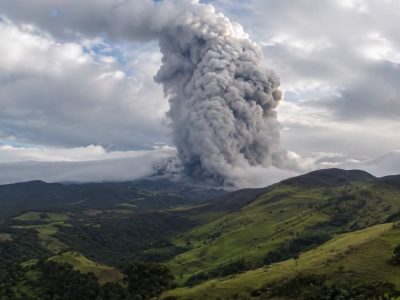 Volcán Puracé aumenta su actividad y expulsa abundante ceniza y gases volcánicos, en Colombia