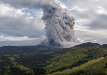 Volcán Puracé aumenta su actividad y expulsa abundante ceniza y gases volcánicos, en Colombia