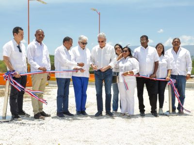 Abinader inaugura puente, calles y escuela técnica en Sur