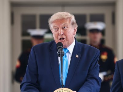 Demandan a Donald Trump por vender acceso anticipado a sus mensajes en Truth Social