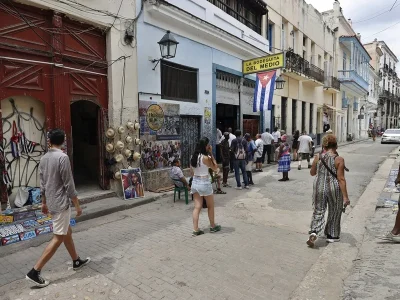 Cuba autoriza la creación de cadenas privadas de tiendas y restaurantes como parte de una reforma comercial