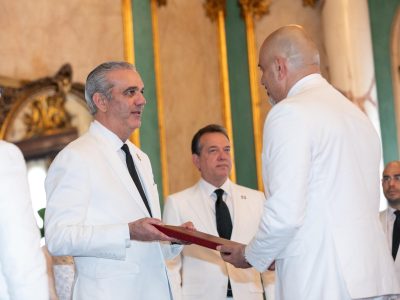 Abinader recibe credenciales de nueve nuevos embajadores