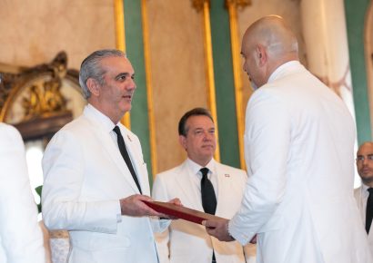 Abinader recibe credenciales de nueve nuevos embajadores
