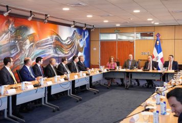 Valdez Albizu, Magín Díaz y Sanz Lovatón evalúan con la banca efectos de la crisis en Oriente Medio sobre la economía