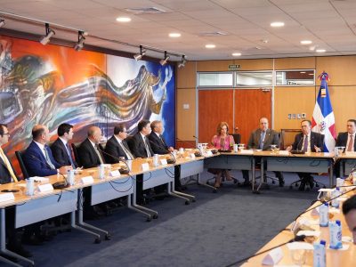 Valdez Albizu, Magín Díaz y Sanz Lovatón evalúan con la banca efectos de la crisis en Oriente Medio sobre la economía