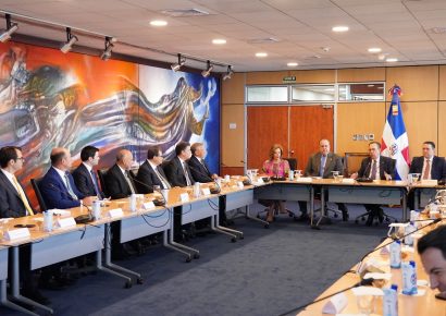 Valdez Albizu, Magín Díaz y Sanz Lovatón evalúan con la banca efectos de la crisis en Oriente Medio sobre la economía